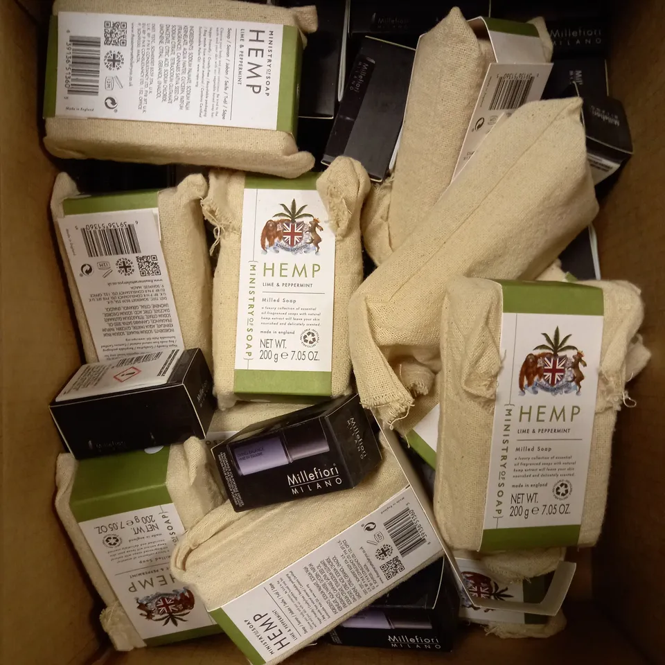 BOX OF 25 ASSORTED BEAUTY PRODUCTS TO INCLUDE MINISTRY OF SOAP HEMP SOAP & MILLEFIORI PORTABLE DIFFUSER FRAGRANCE 