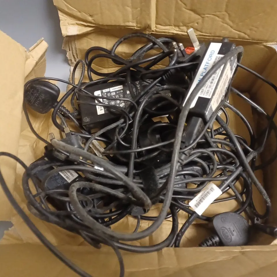 APPROXIMATELY 5 POWER ADAPTERS FOR LAPTOPS, ETC