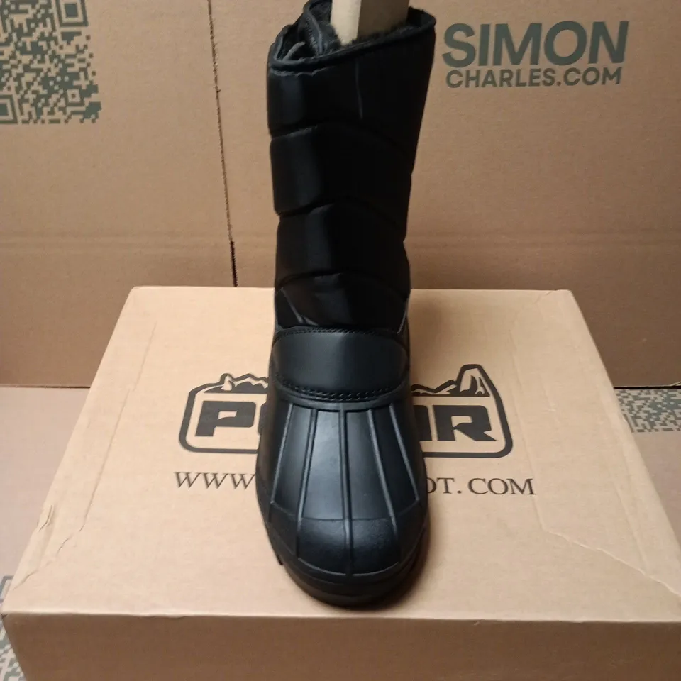 BOXED PAIR OF POLAR MENS MUCK NYLON BOOTS IN BLACK - UK 10