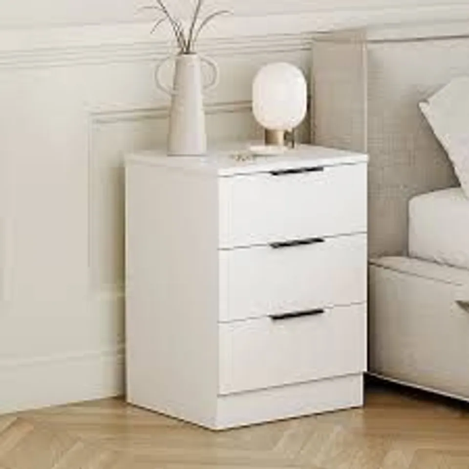 BOXED VIDA TREGA 3 DRAWER BEDSIDE CHEST - WHITE (1 BOX)