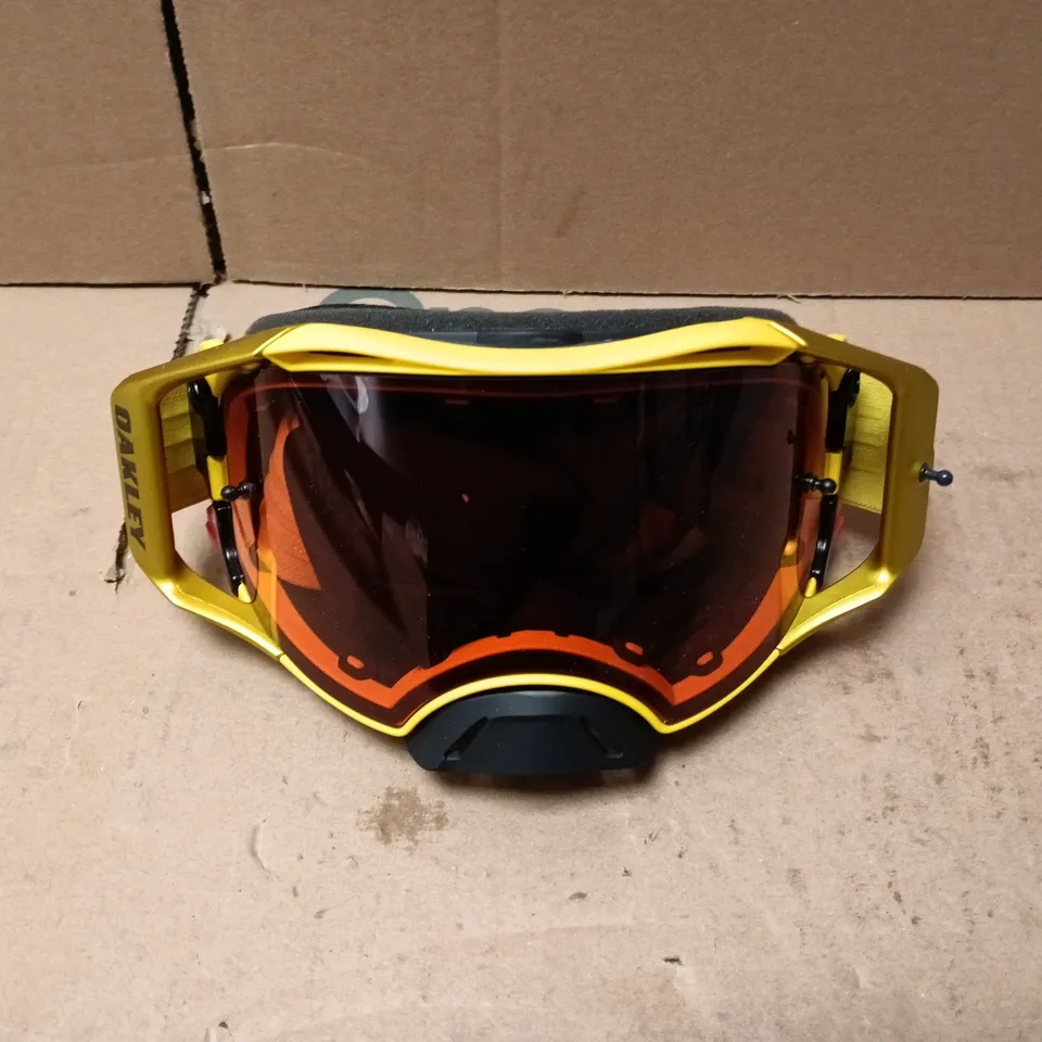 OAKLEY AIRBRAKE MX GOGGLES – BOXED