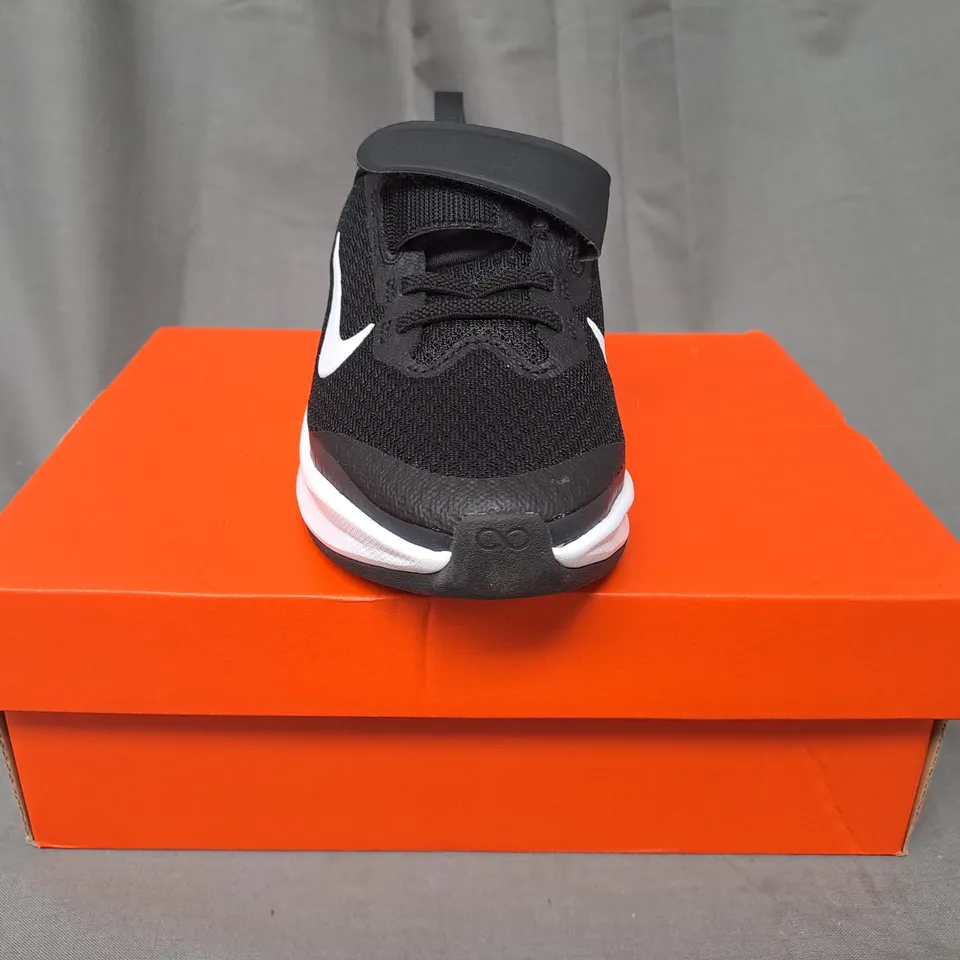 BOXED PAIR OF NIKE INFINITY FLOW KIDS SHOES IN BLACK/WHITE UK SIZE 12