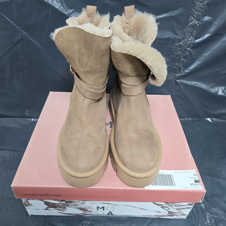 BOXED PAIR OF MODA IN PELLE CASSA CHUNKY SHEARLING LINED BOOTS - UK SIZE 39