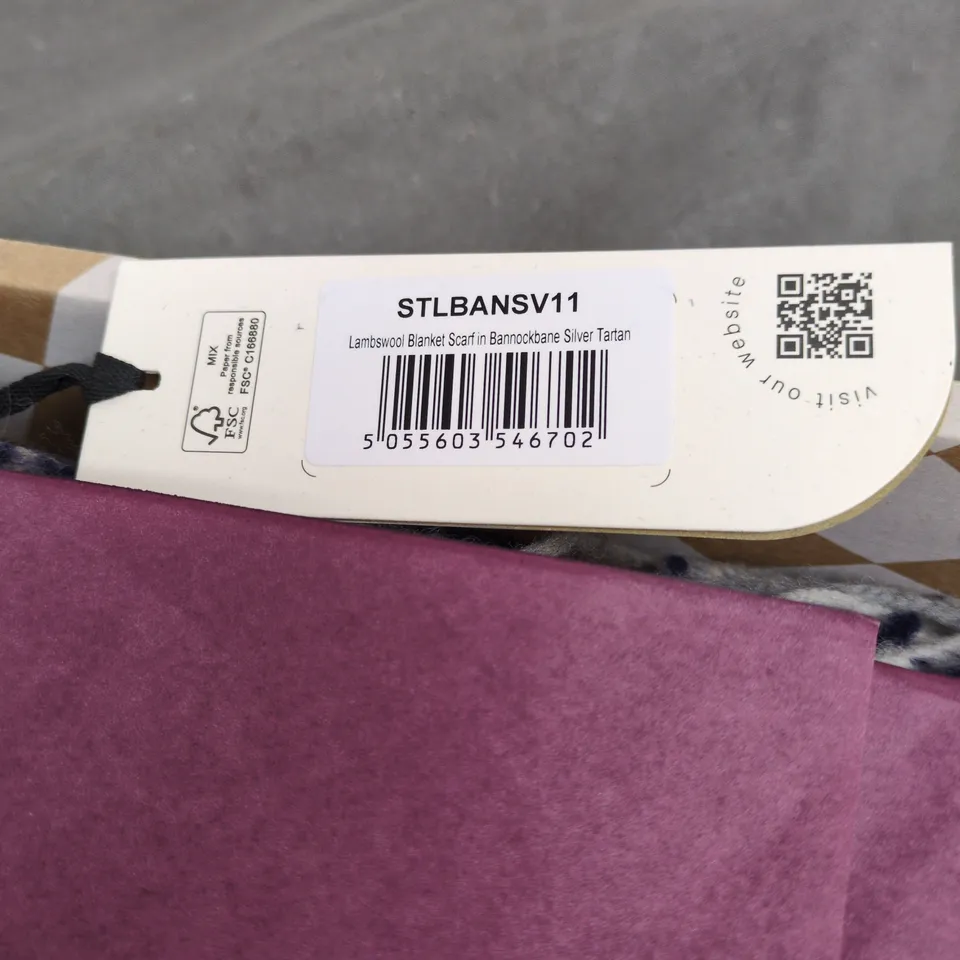 TBCO LAMBSWOOL BLANKET SCARF IN BANNOCKBANE SILVER TARTAN WITH TAGS, IN PRESENTATION BOX