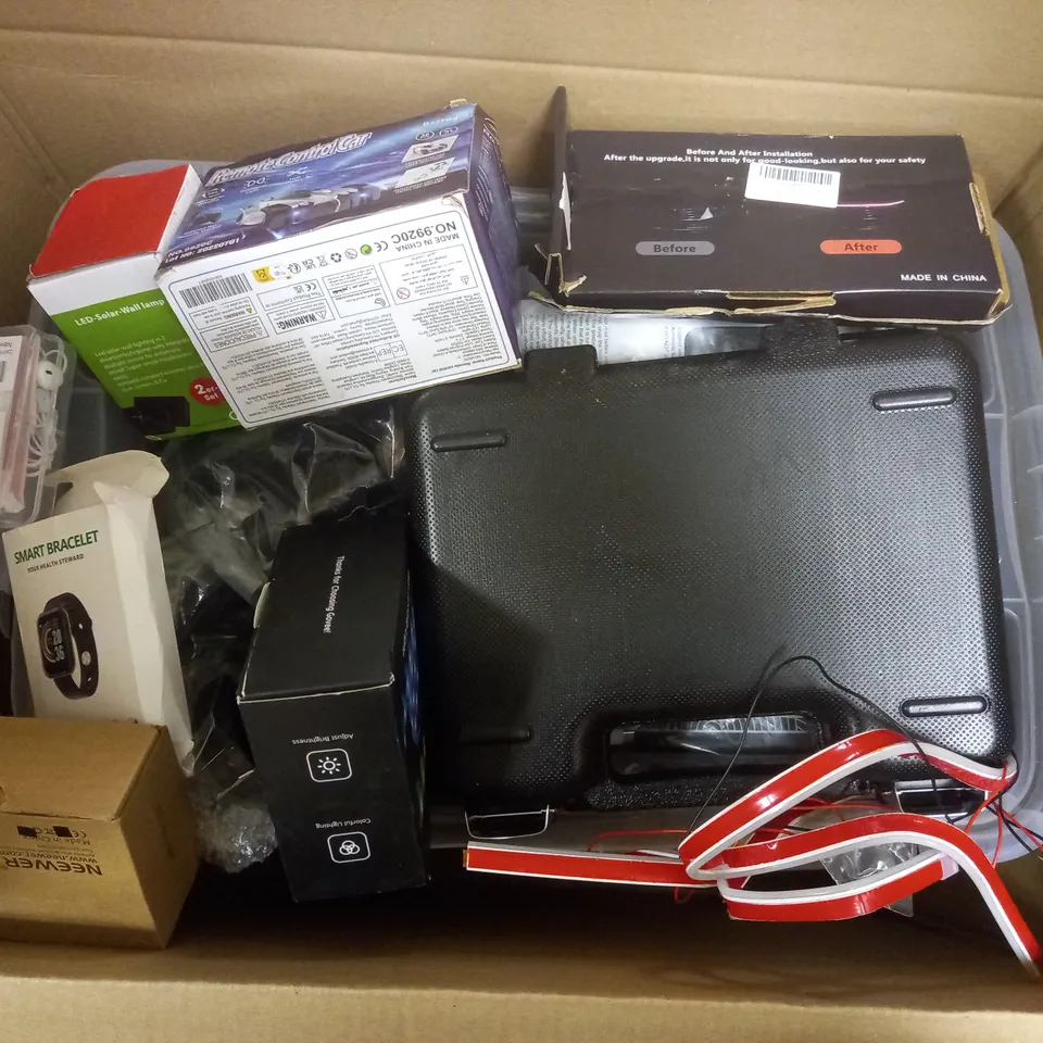 BOX OF APPROX 15 ASSORTED ITEMS TO INCLUDE - GOVEE LED STRIP LIGHT - WIRED EARPHONES - EARPHONES WITH USB-C CONNECTOR ECT 