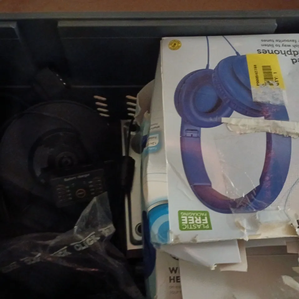 APPROXIMATELY 6 ASSORTED ELECTRICAL PRODUCTS TO INCLUDE WIRED HEADPHONES, DVD PLAYER, CABLES, ETC