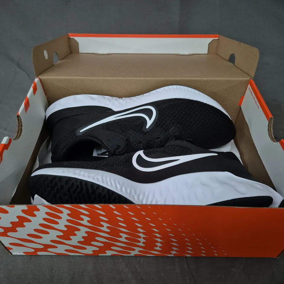 BOXED PAIR OF NIKE RENEW RUN 2 SHOES IN BLACK/WHITE UK SIZE 8.5