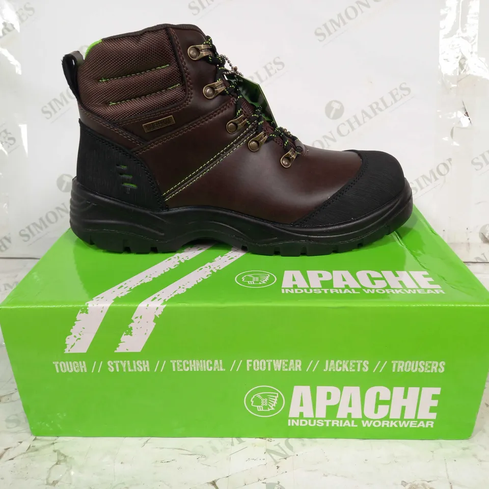 BOXED PAIR OF APACHE SATURN LEATHER BOOTS IN BROWN/BLACK UK SIZE 10