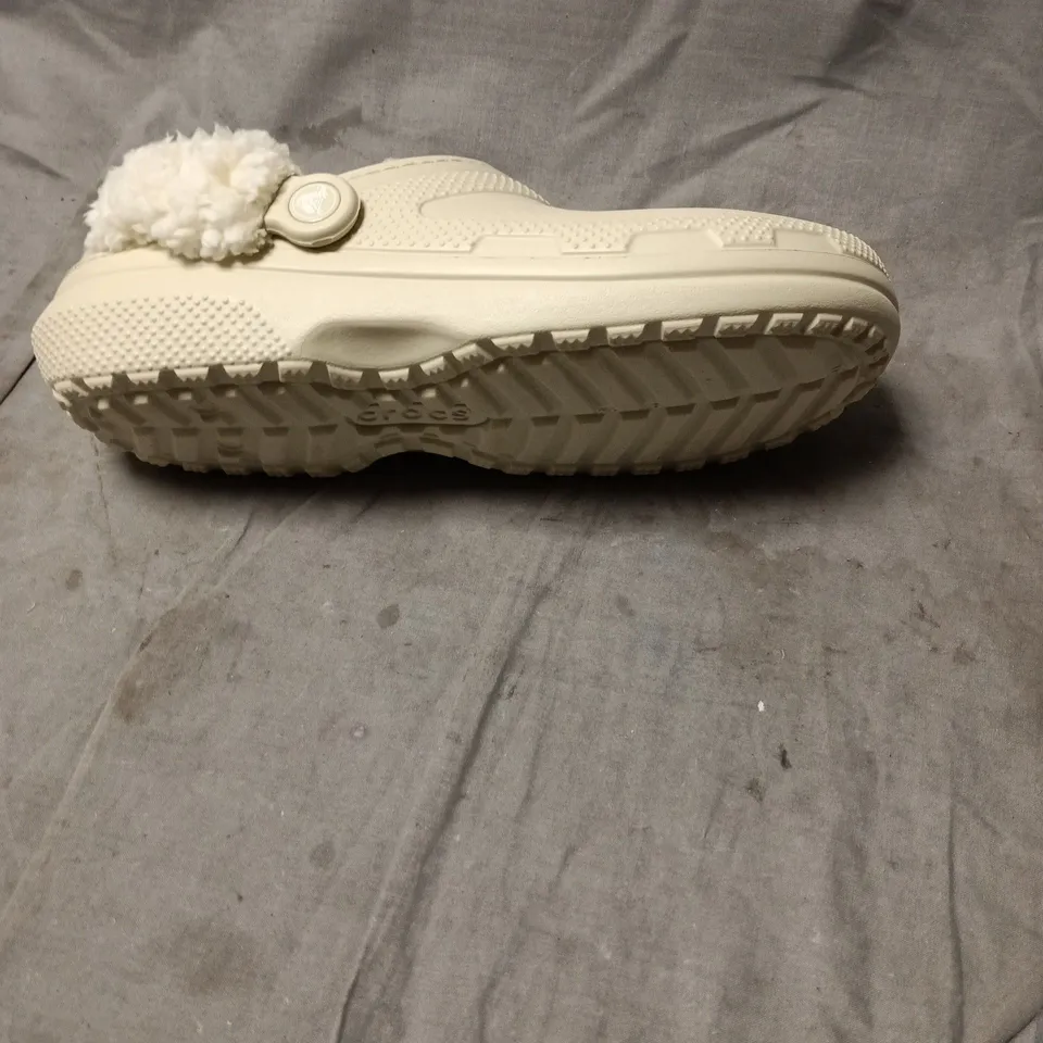 CROCS CLASSIC LINED CLOG – BEIGE/CREAM WITH WHITE FAUX FUR LINING SIZE W7 M8 UNBOXED