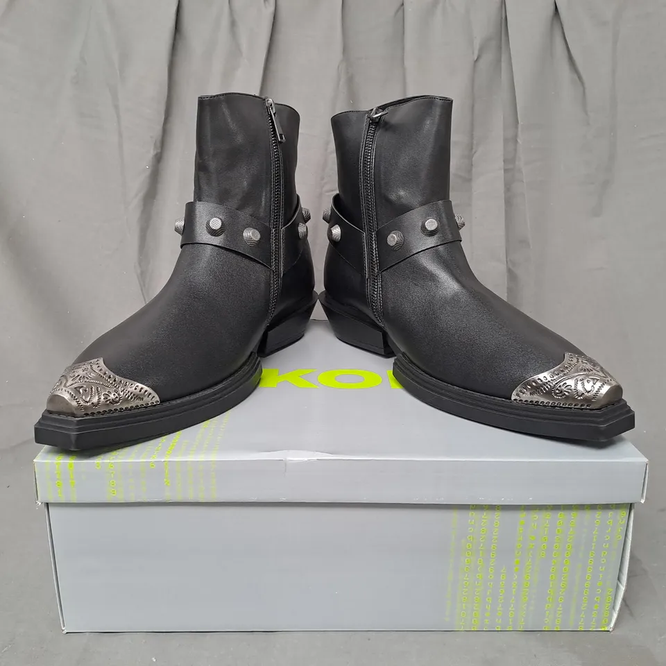 BOXED PAIR OF KOI SOUL RENDER COWBOY BOOTS IN BLACK/SILVER EFFECT UK SIZE 10