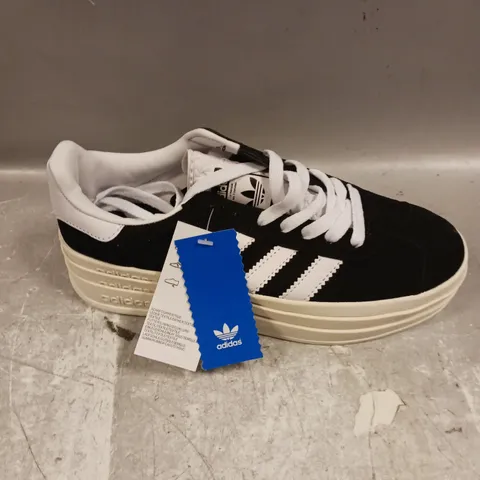 PAIR OF ADIDAS GAZELLE TRAINERS IN BLACK/WHITE - 6