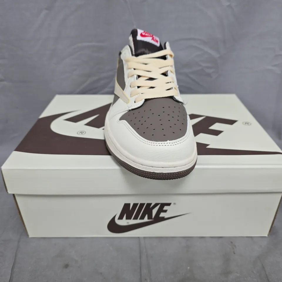 BOXED PAIR OF NIKE AIR JORDAN 1 CACTUS JACK TRAINERS IN CREAM/BROWN SIZE UK 8.5