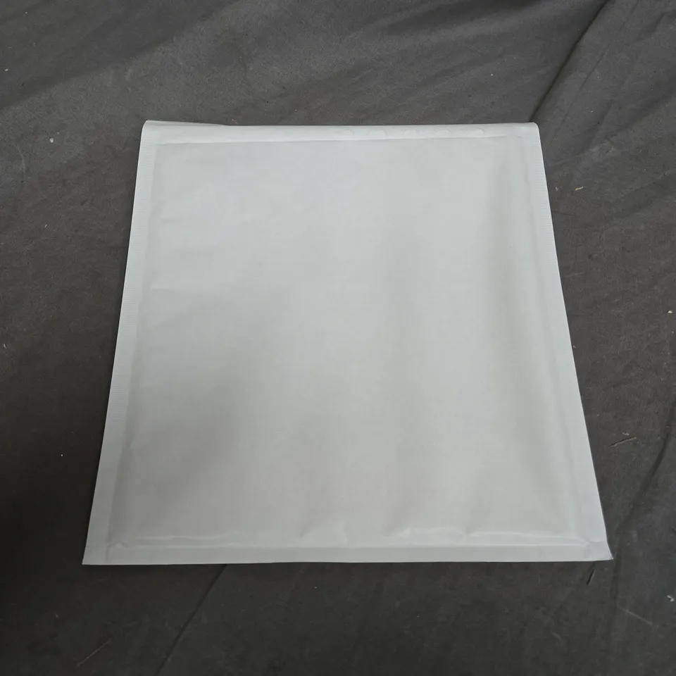 BOX OF APPOXIMATELY 100 PADDED ENVOLOPES IN WHITE - 220MM X 260MM