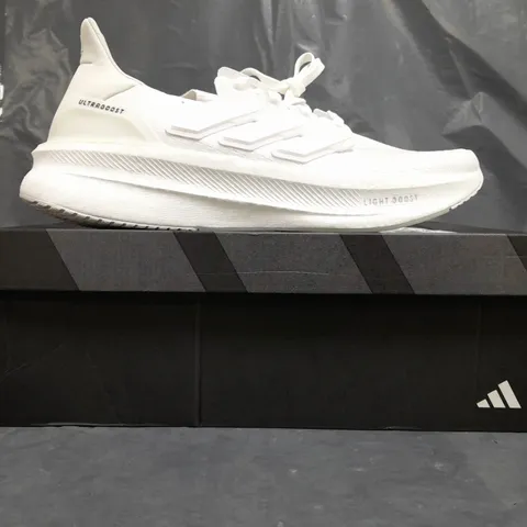 BOXED PAIR OF ADIDAS ULTRABOOST 5 TRAINERS IN WHITE SIZE UK 9.5