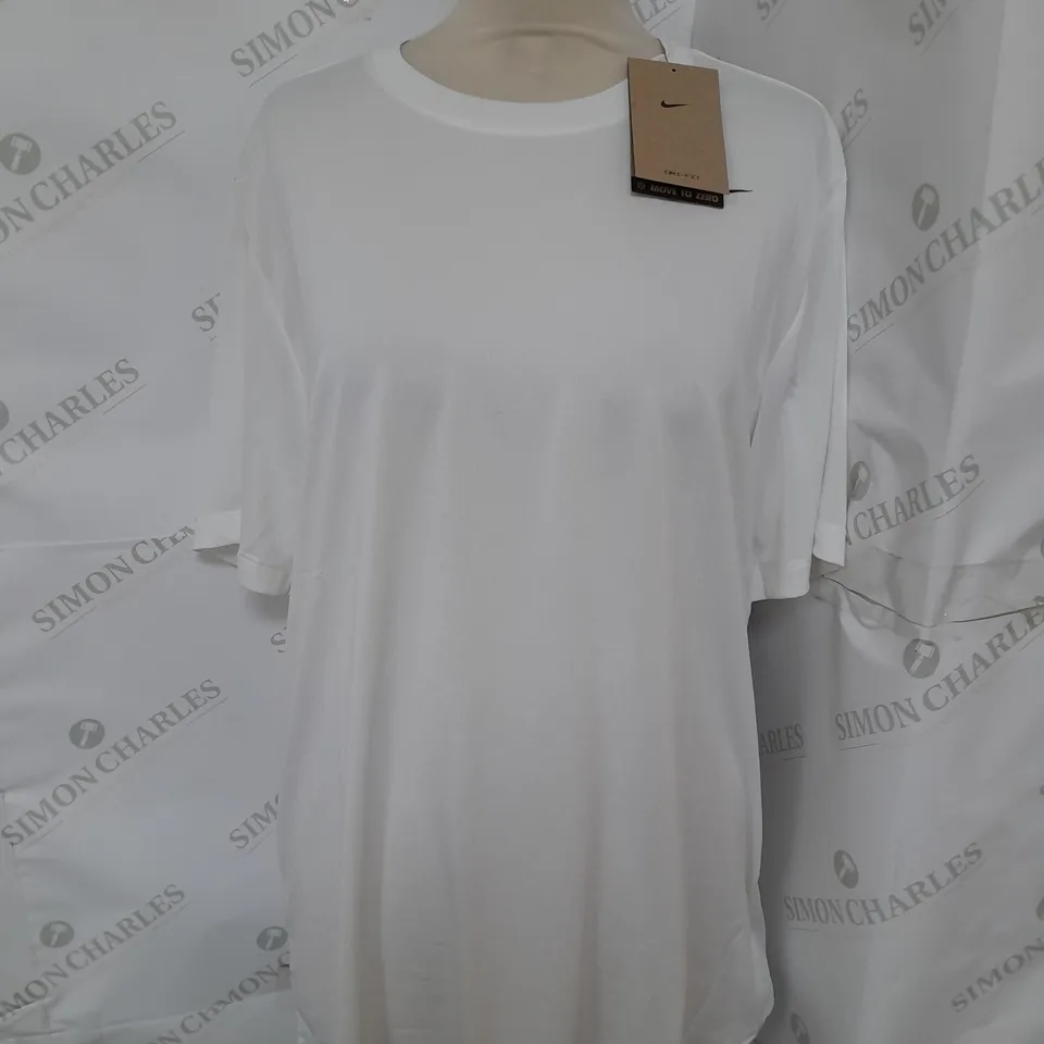 NIKE DRI-FIT TEE IN WHITE SIZE M