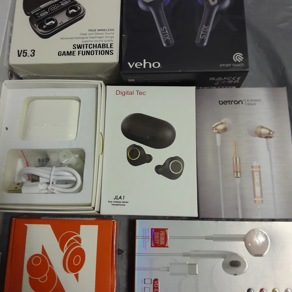 LOT OF 12 ASSORTED PAIRS OF EARPHONES TO INCLUDE VEHO, BETRON AND RONIN