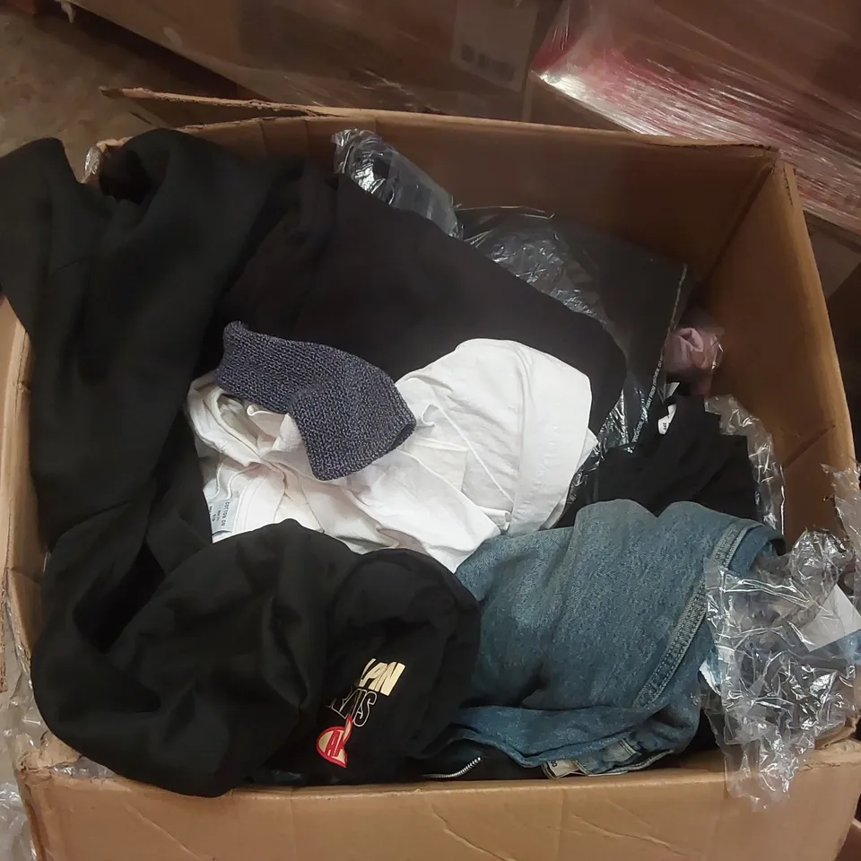 PALLET CONTAINING A VERY LARGE QUANTITY OF BRAND NEW ASSORTED CLOTHING/ACCESSORIES INCLUDING: SUNGLASSES, JEANS, BIKINIS, T-SHIRTS, JUMPERS ECT