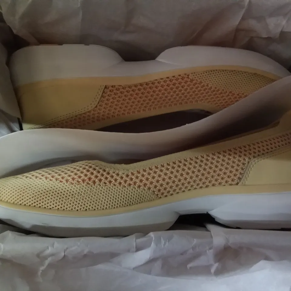 BOX CONTAINING 5 PAIRS OF VIONIC KALLIE BALRNA SUN SIZE 7