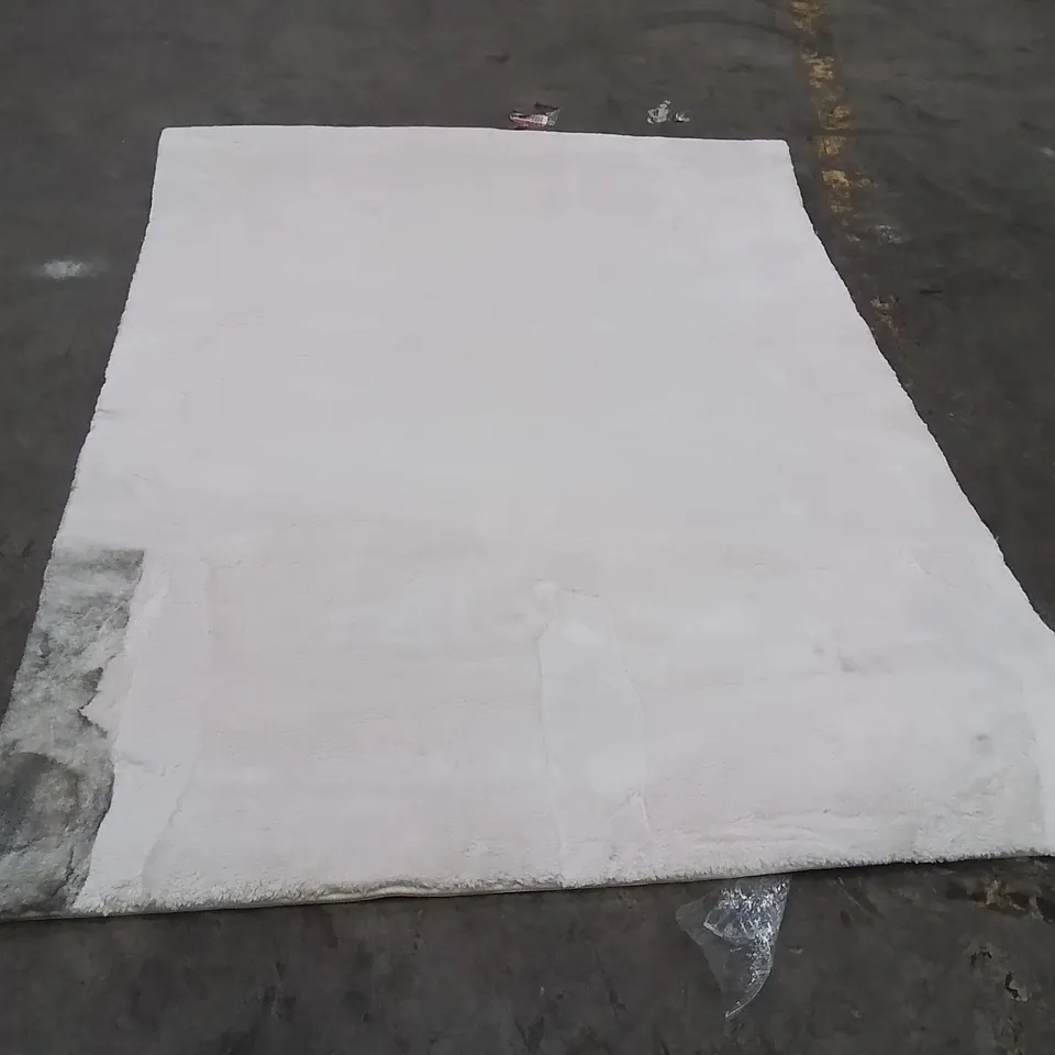 QUALITY DESIGNER AREA RUG APPROXIMATELY 170X120CM