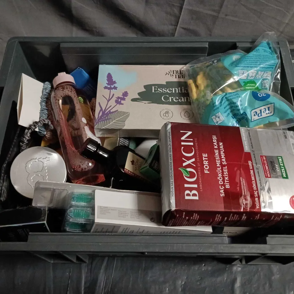 APPROXIMATELY 15 ASSORTED HEALTH & BEAUTY PRODUCTS TO INCLUDE GARNIER, TOOTHBRUSHES AND HAND CREAMS 