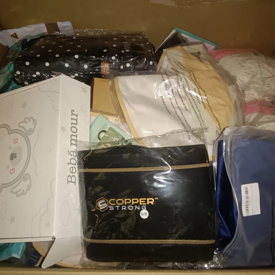 PALLET OF ASSORTED ITEMS TO INCLUDE WILLOW+SIM BABY BIBS, PADDED ENVELOPES AND GIFT BAGS