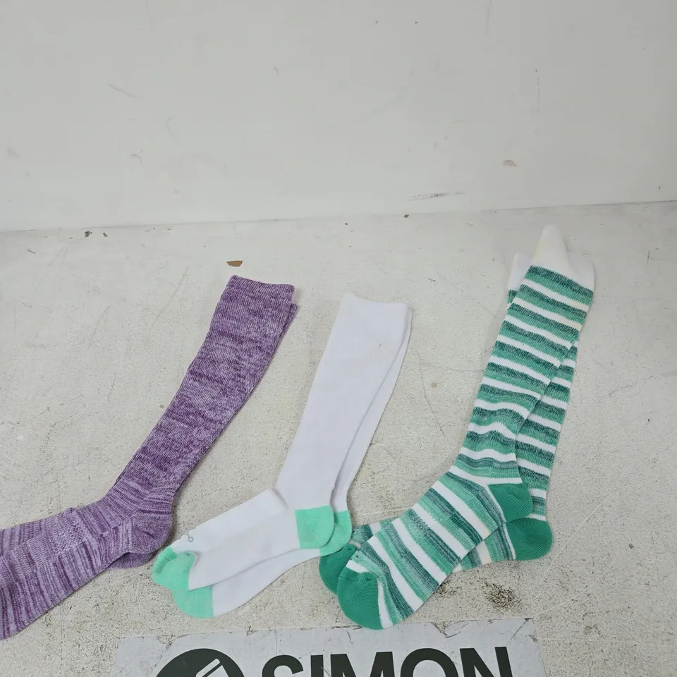 BOX OF APPROXIMATELY 20 PAIRS OF ASSORTED SOCKS IN VARIOUS COLOURS, SIZES AND STYLES