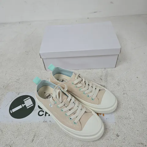 URBAN JACKS SNEAKERS – BEIGE CANVAS WITH MINT ACCENTS, UK SIZE 4 