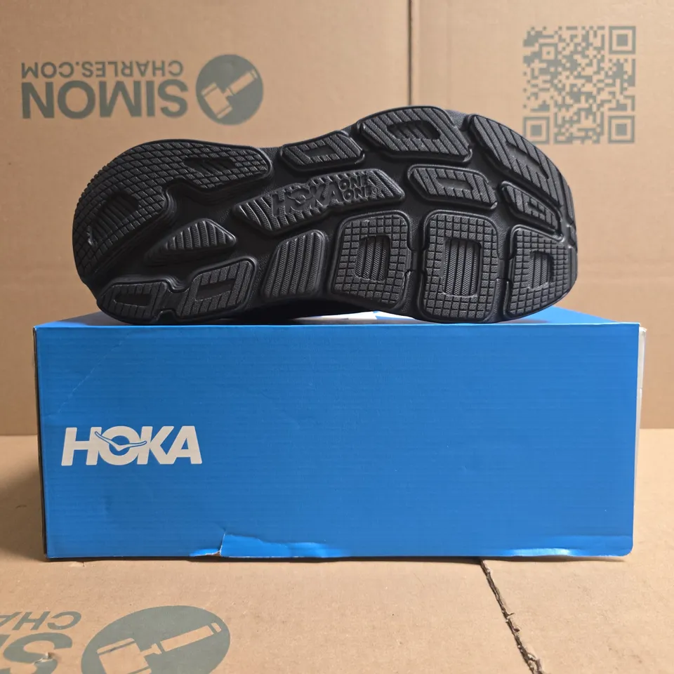 BOXED PAIR OF HOKA BONDI 7 TRAINERS IN BLACK SIZE UK 8