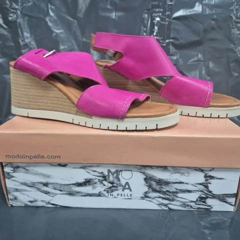 BOXED PAIR OF MODA IN PELLE LEATHER WEDGE SANDALS IN PINK SIZE 6