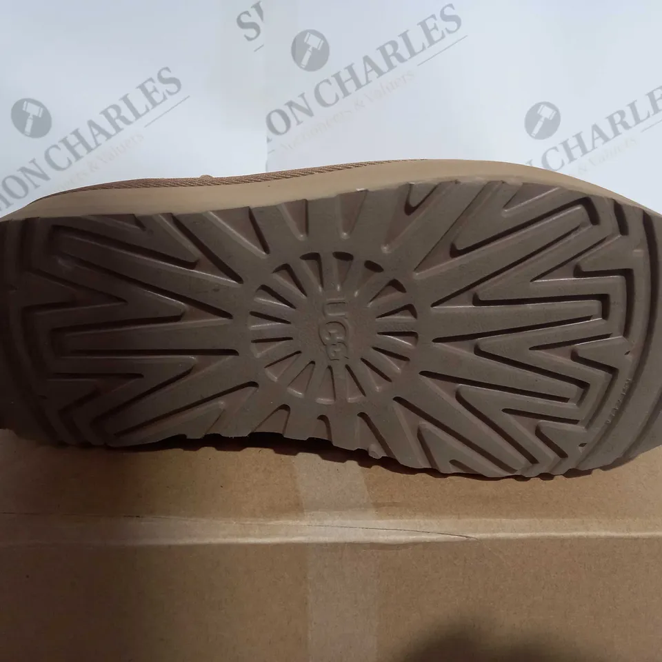 BOXED PAIR OF UGG NEUMEL CHELSEA BOOTS SIZE 8N 
