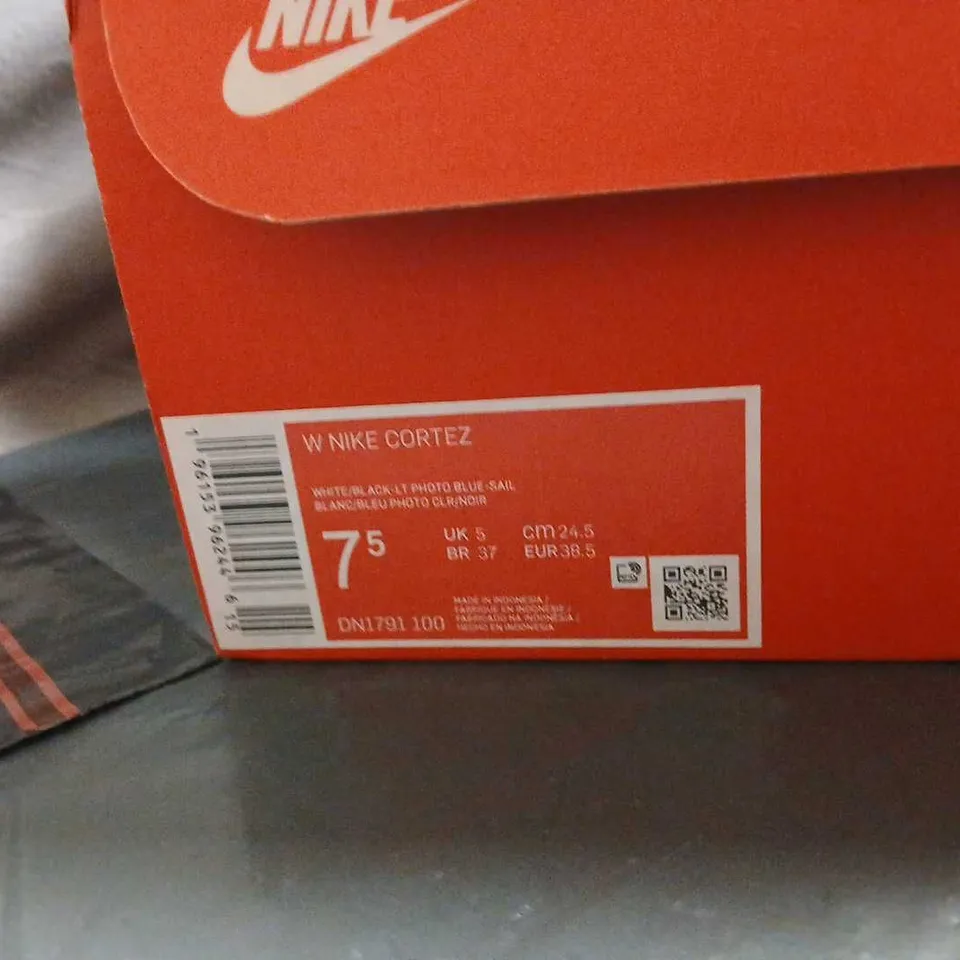 NIKE CORTEZ WHITE LEATHER SNEAKERS – UK 5 (US 7.5)