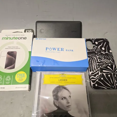 TOTE OF APPROXIMATELY 15 ASSORTED ITEMS TO INCLUDE - ANKER POWER BANK , PHONE CASES , MINUTE ONE CLEAR CASE GLASS CREEN PROTECTOR ETC