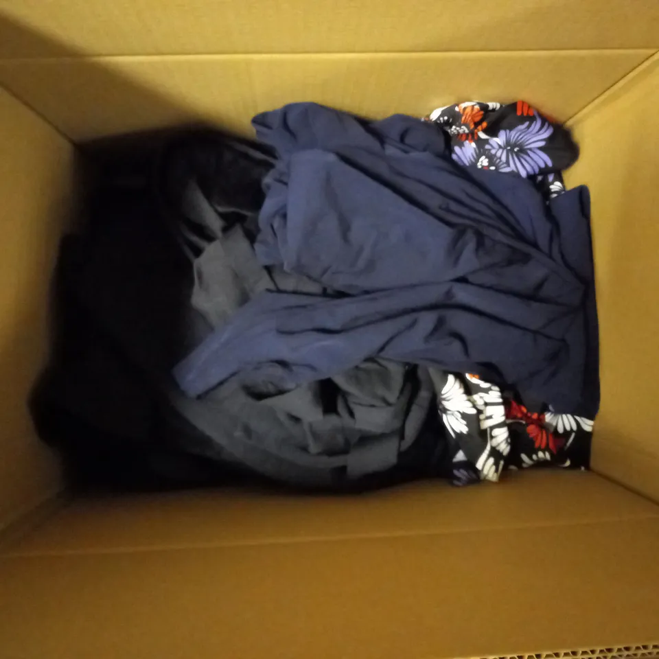 BOX OF APPROX. 10 CLOTHING ITEMS TO INCLUDE  LEGGINGS - JOGGERS IN VARIOUS COLOURS AND SIZES 