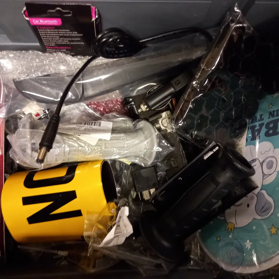 BOX OF ASSORTED CAR ACCESSORS TO INCLUDE WHEEL HUBS - KEYRINGS - ANTI-THEFT LOCK BRAKE CLUTCH  