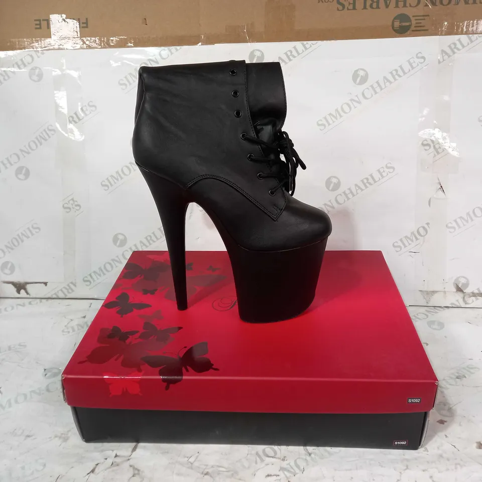 BOXED PAIR OF PLEASER HIGH PLATFORM HEELED BOOTS IN BLACK UK SIZE 6