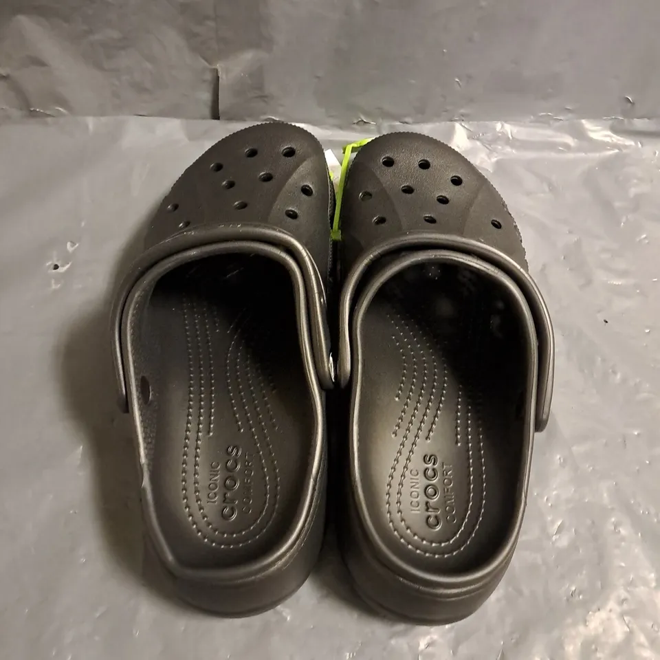 PAIR OF CROCS BAYA PLATFORM CLOGS IN BLACK SIZE 5