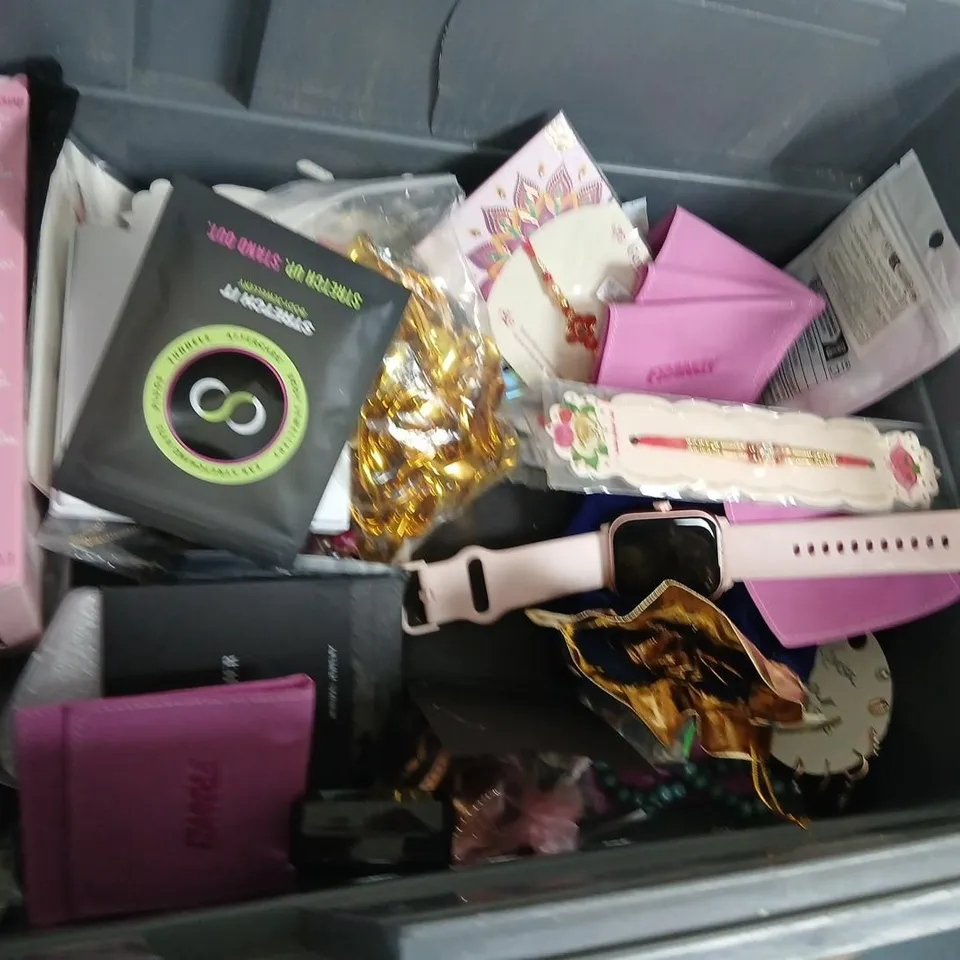 LARGE QUANTITY OF ASSORTED JEWELLERY AND ACCESSORIES