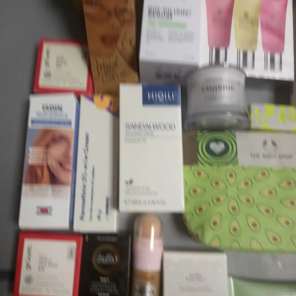 LOT OF APPROXIMATELY 25 ASSORTED HEALTH AND BEAUTY ITEMS TO INCLUDE MAYBELLINE FOUNDATION, DEEP HEAT ROLL ON AND BIO-PILIXIN SERUM
