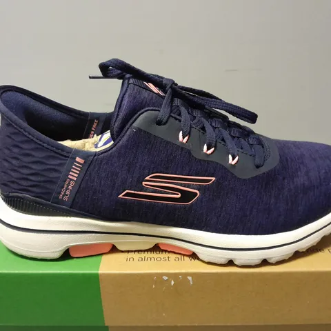 BOXED PAIR OF SKECHERS WOMENS GO GOLF WALK TRAINERS IN NAVY/PINK - UK 5