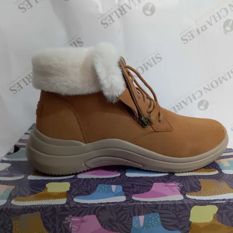 SKETCHERS LACE UP CHUG BOOT SIZE 7