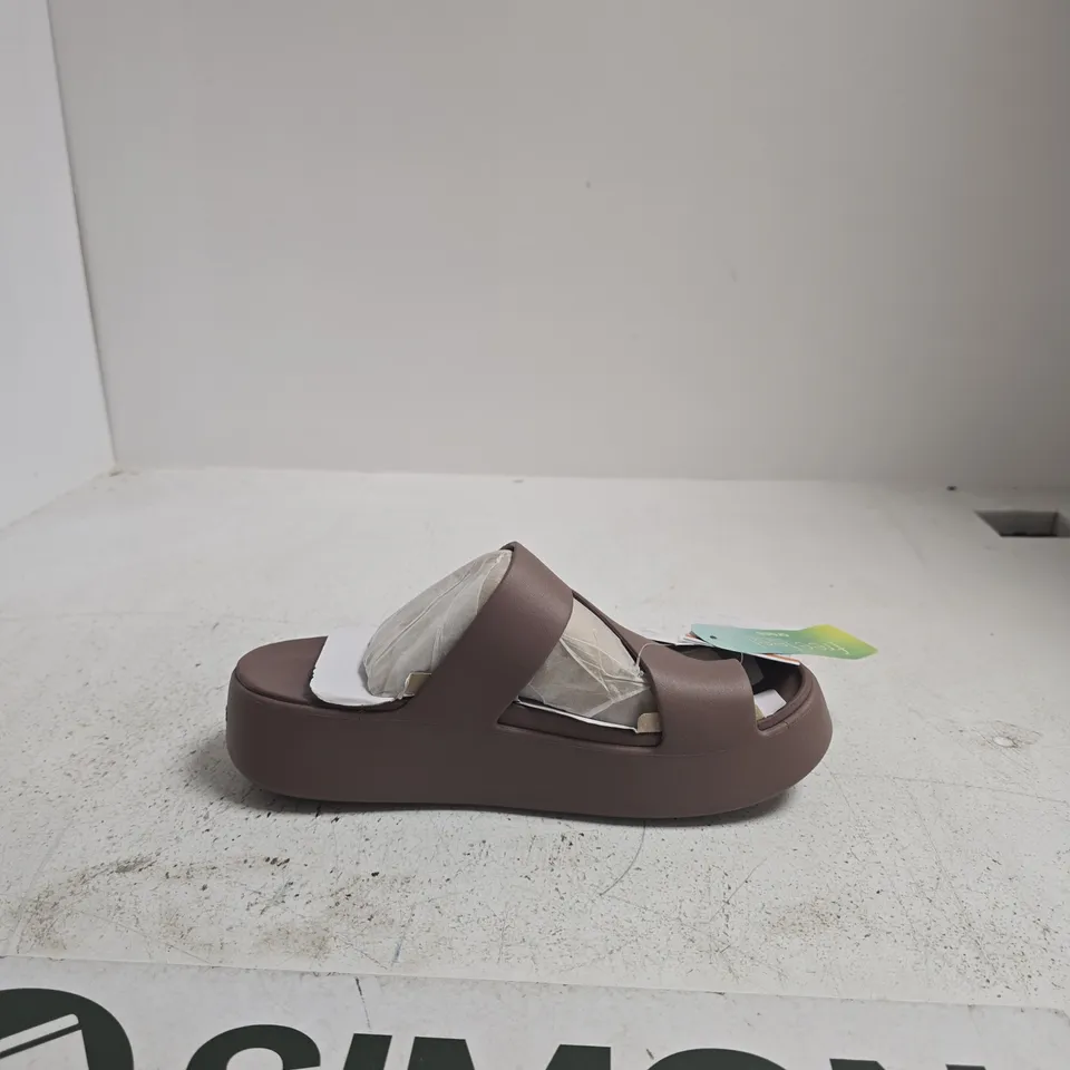 CROCS GETAWAY PLATFORM TOE LOOP SANDALS – WOMEN’S, UK 5, BROWN