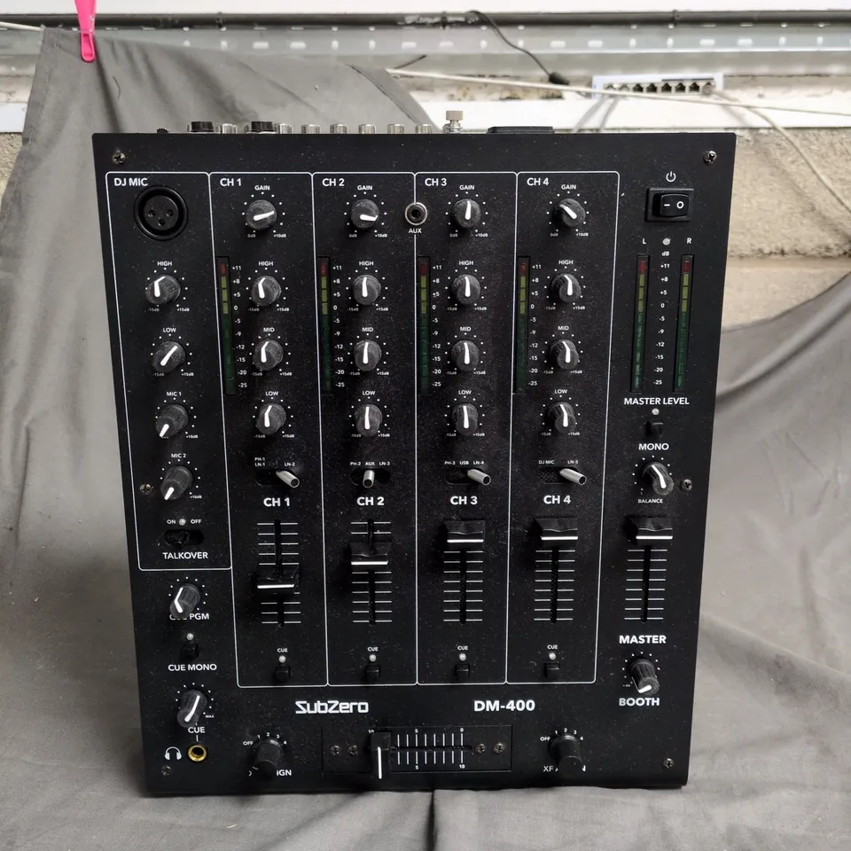SUBZERO DM-400 4 CHANNEL DJ MIXER IN BLACK.