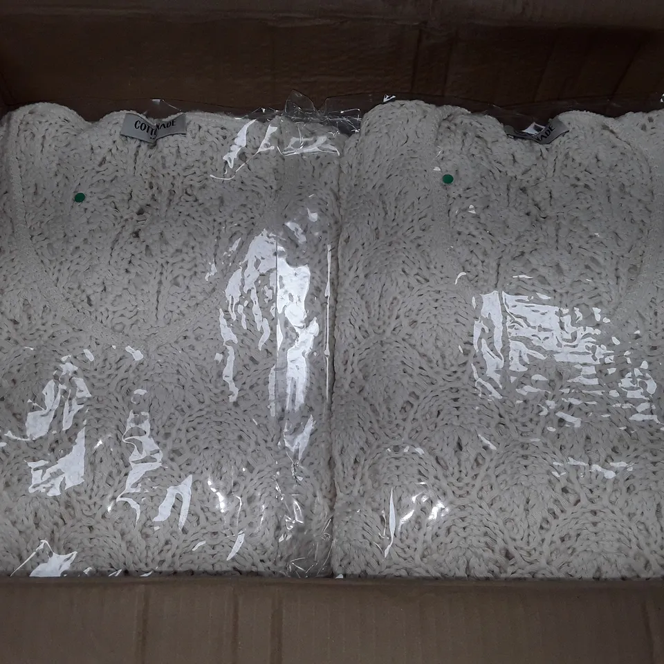 LOT OF APPROXIMATELY 20 CROCHET PULL JUMPERS IN CREAM - SIZE UNSPECIFIED 