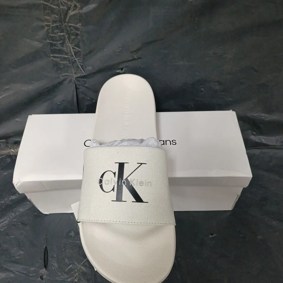 BOXED PAIR OF CALVIN KLEIN JEANS SLIDES CREAM WHITE SIZE 44