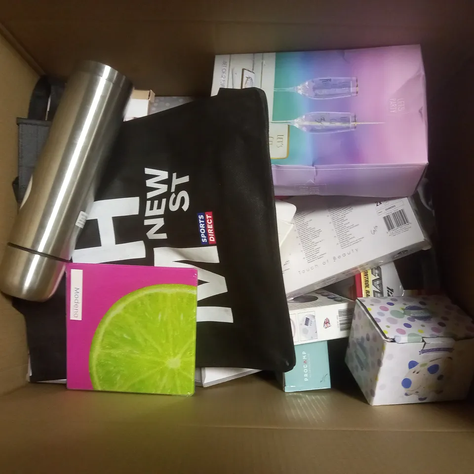 APPROXIMATELY 15 ASSORTED HOUSEHOLD ITEMS TO INCLUDE AROMA ELECTRIC WAX MELT, OVER DRIVE REMOTE CONTROL CAR, STAINLESS STEEL FLASK, ETC