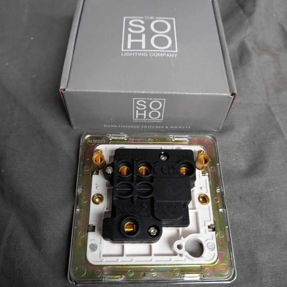 BOXED SOHO LIGHTING BRUSHED CHROME FUSED CONNECTION UNIT (FCU) SWITCHED 13A DP WHT INS SCREWLESS