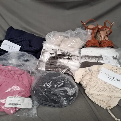 APPROXIMATELY 20 ASSORTED CLOTHING ITEMS IN VARIOUS STYLES AND SIZES 