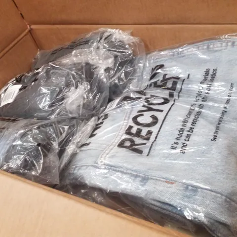 PALLET CONTAINING ASSORTED CLOTHING INCLUDING BAGGY JEANS, ZIP UP HOODIES & CREW SWEATERS