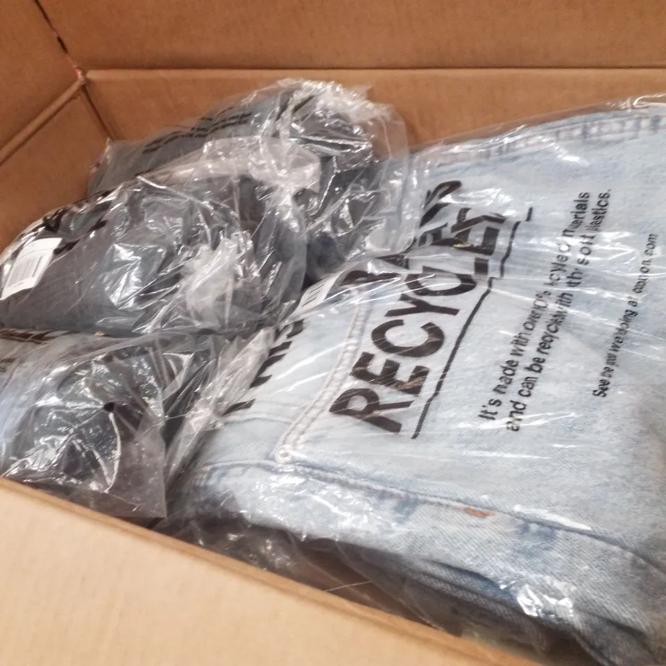 PALLET CONTAINING ASSORTED CLOTHING INCLUDING BAGGY JEANS, ZIP UP HOODIES & CREW SWEATERS