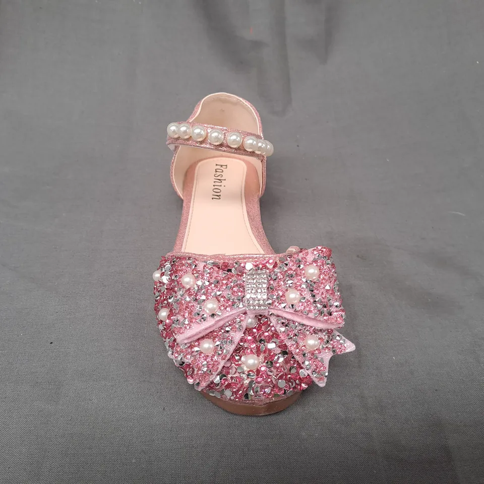 BOXED PAIR OF DESIGNER CLOSED TOE FLAT SHOES IN PINK W. SEQUIN, PEARL, AND BOW DETAIL EU SIZE 32